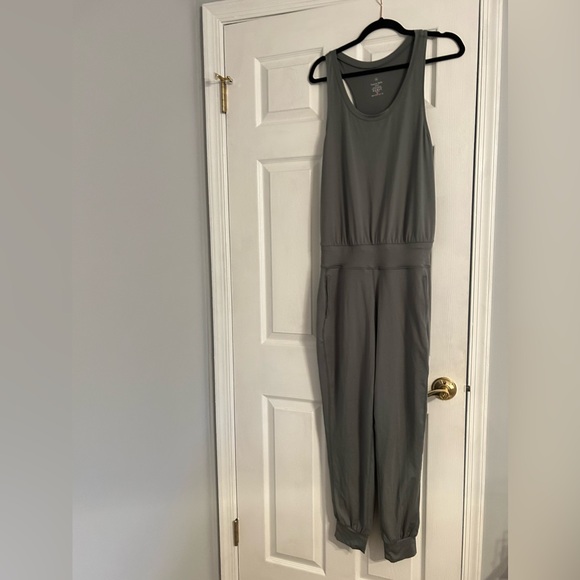 Sweaty Betty Gary 27 Racerback Jumpsuit in Gray Size Medium - Picture 2 of 9